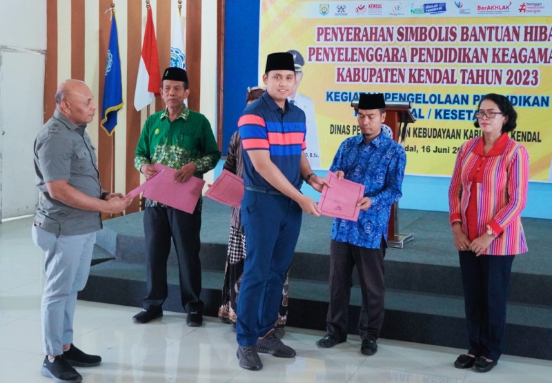 Bupati Kendal Serahkan Bantuan Hibah untuk Guru Keagamaan di Kendal
