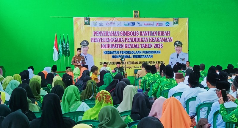 Bupati Kendal Serahkan Bantuan Hibah Bagi Guru Keagamaan di Kaliwungu