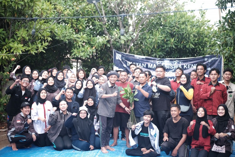 Bersama Imaken, DKP Kendal Tanam Ribuan Mangrove di Pantai Kartika Jaya