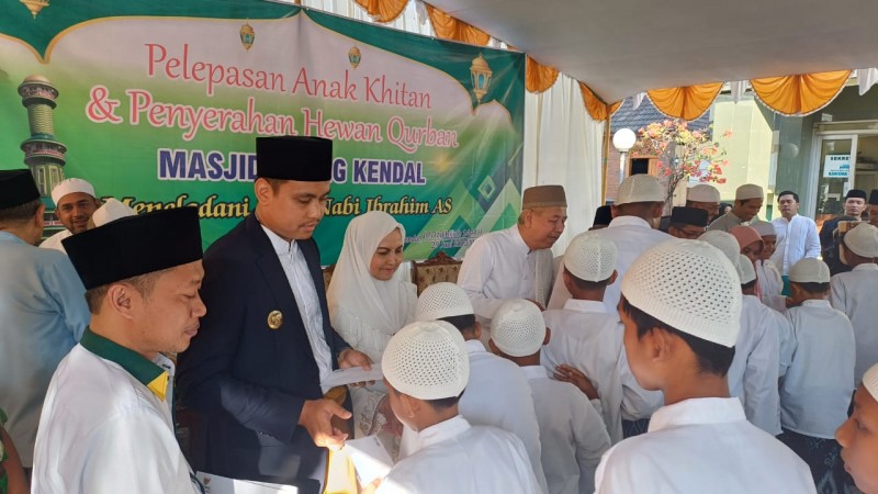 Usai Sholat Idul Adha, Bupati Kendal Lepas 150 Anak Khitan Massal
