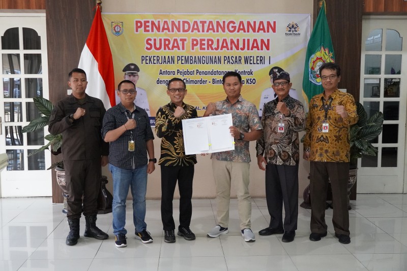 Disdagkop UKM Kendal Tandatangani Kontrak Kerja Pembangunan Pasar Weleri