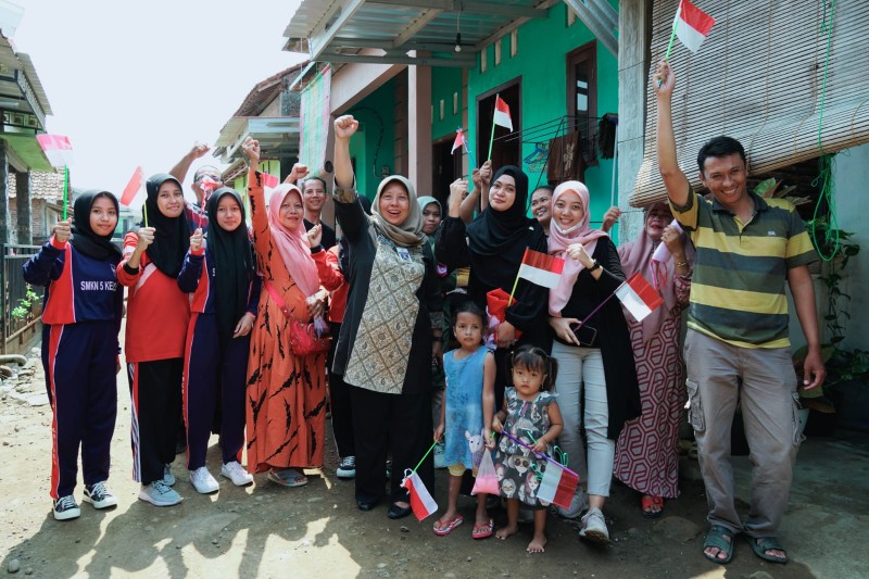 Diskominfo Kendal Bagikan Bendera Merah Putih di Kelurahan Bandengan