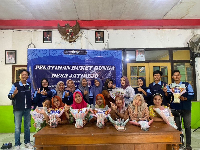 Bersama TP PKK, Mahasiswa KKN UIN Walisongo Gelar Pelatihan Pembuatan Buket