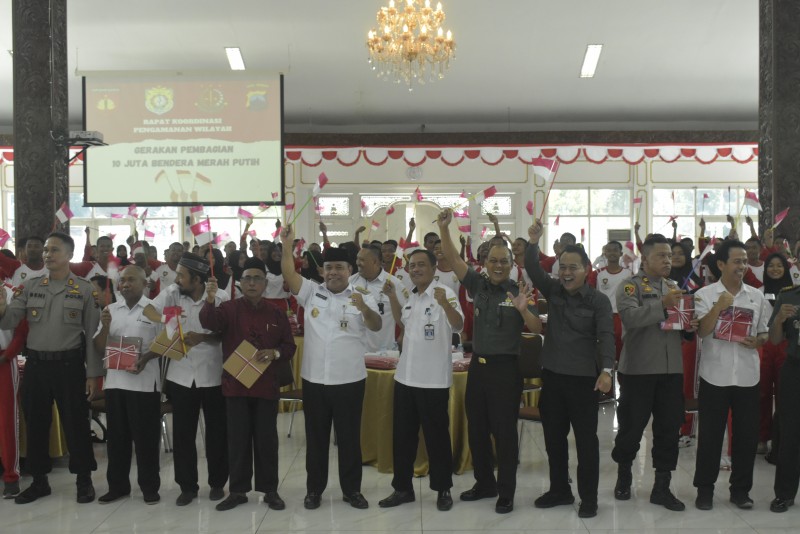 Pemkab Kendal Dukung Gerakan Pembagian 10 Juta Bendera Merah Putih
