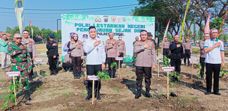 Lestarikan Negeri, Kapolres Kendal Bersama Bupati Menanam Pohon Serentak