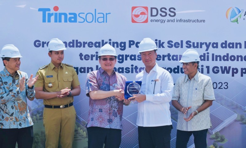 Dampingi Menteri, Bupati Kendal Groundbreaking Pabrik Panel Surya di KIK