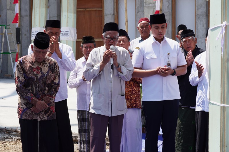 Pemasangan Soko Guru Masjid Agung Kendal
