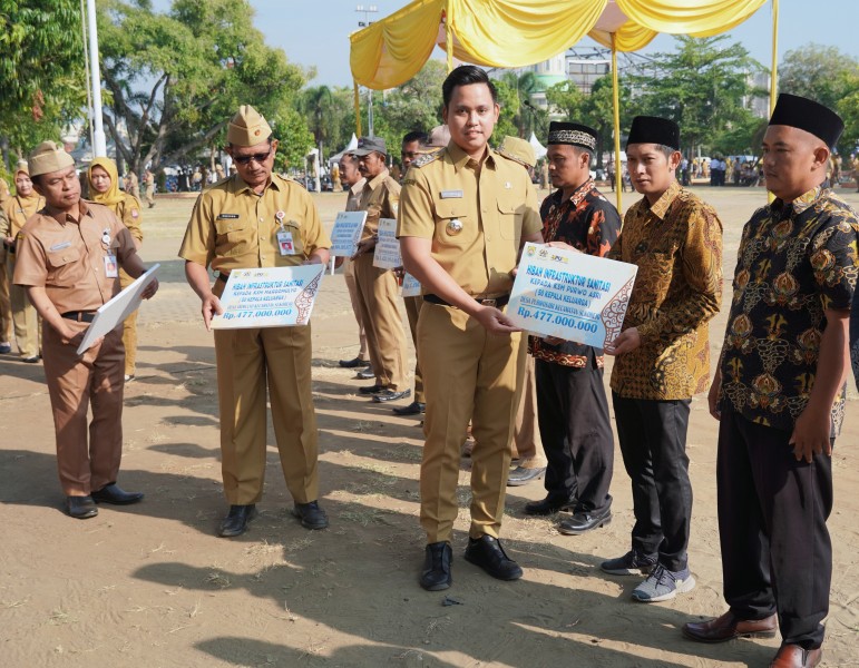 Pemkab Kendal Serahkan Bantuan Hibah Pembangunan Sanitasi dan Air Bersih