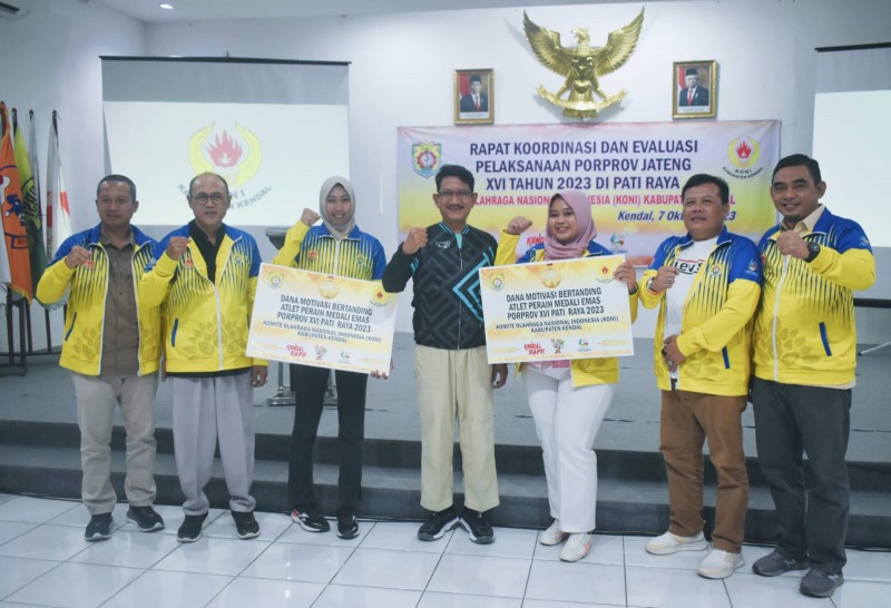 Sekda Kendal Serahkan Dana Motivasi Bagi Atlet Peraih Medali Emas