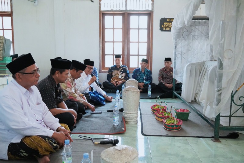 Pemkab Kendal Bersama Pimpinan Ponpes Ziarah ke Makam Ulama
