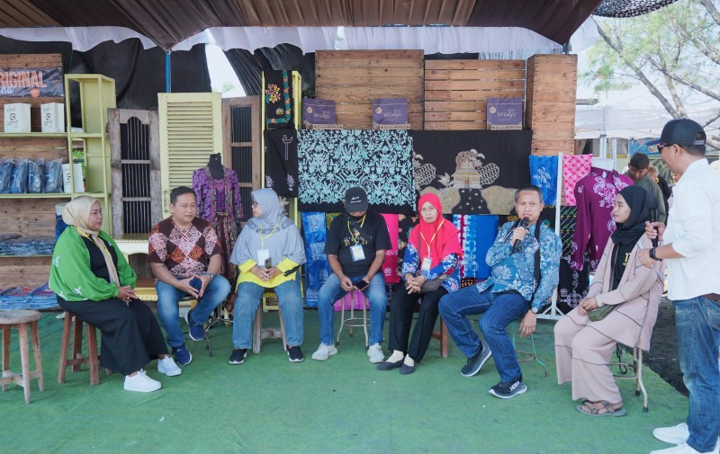 Melalui Fashion Show, Pemkab Kendal Terus Mendorong Pelaku UMKM Maju