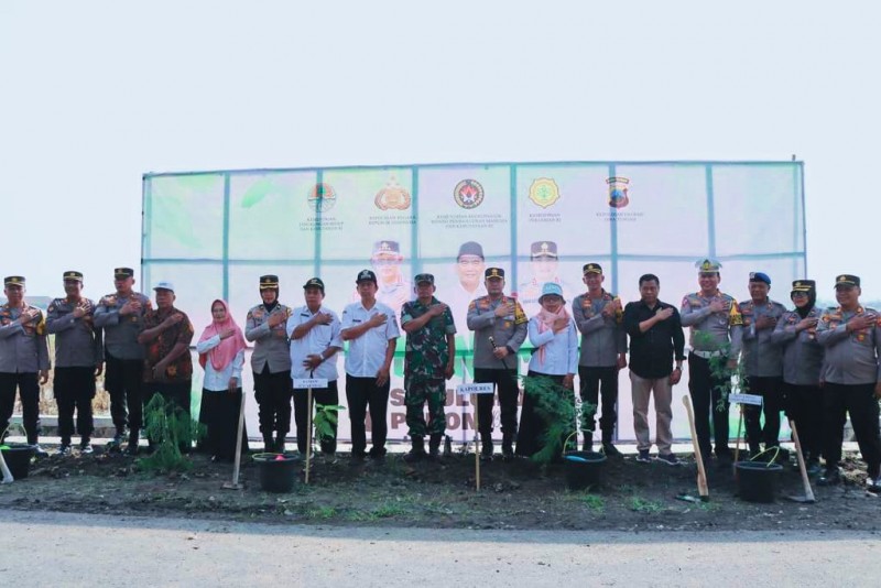 Peduli Lingkungan, Polres Kendal Gelar Kegiatan Penanaman 10 juta Pohon