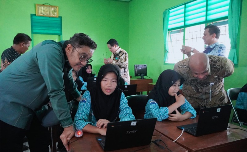Komisi X DPR RI Cek Langsung Manfaat Batuan TIK Laptop di Sekolah
