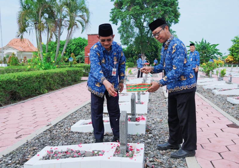 Peringatan Hari Korpri Nasional, Pemkab Kendal Ziarah ke Makam Pahlawan