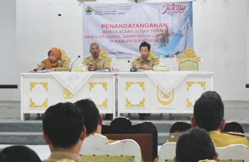 Dinas ESDM Jateng Serahkan Bantuan Sambungan Listrik Murah untuk Warga