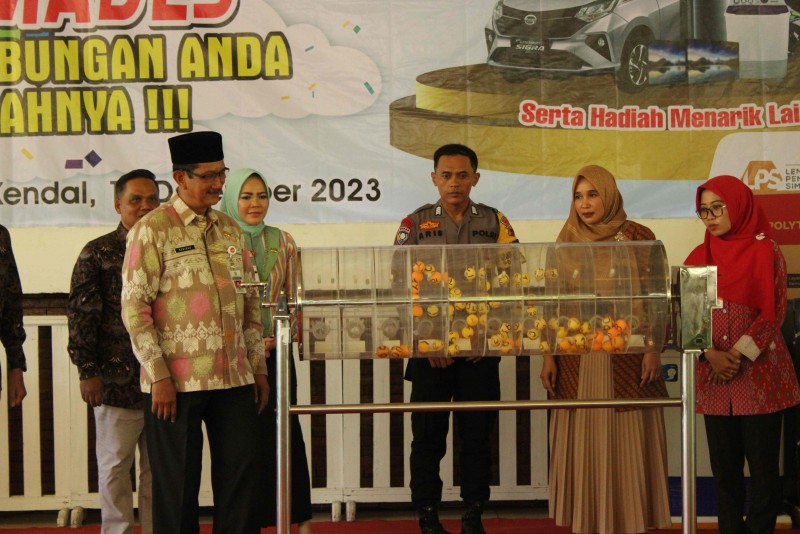 Sekda Kendal Mengundi Hadiah Gebyar Tamades BPR BKK Kendal