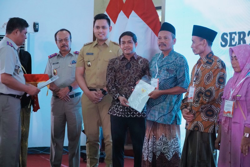 Wamen ATR BPN Serahkan 500 Sertifikat Program PTSL untuk Masyarakat Kendal