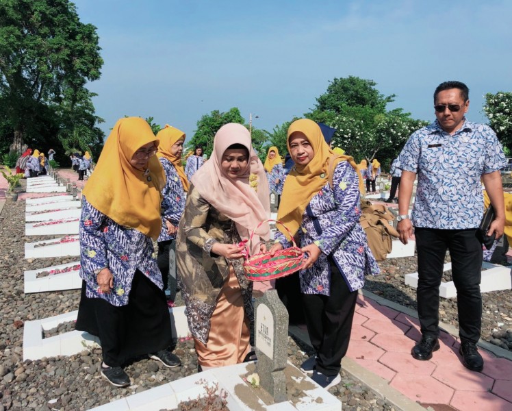 Peringatan Hari Ibu, DP2KBP2PA Bersama GOW Tebar Bibit Ikan dan Ziarah