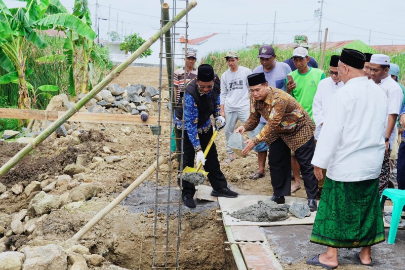 Sekda Kendal Melakukan Peletakan Batu Pertama Pembangunan Masjid dan Kelas