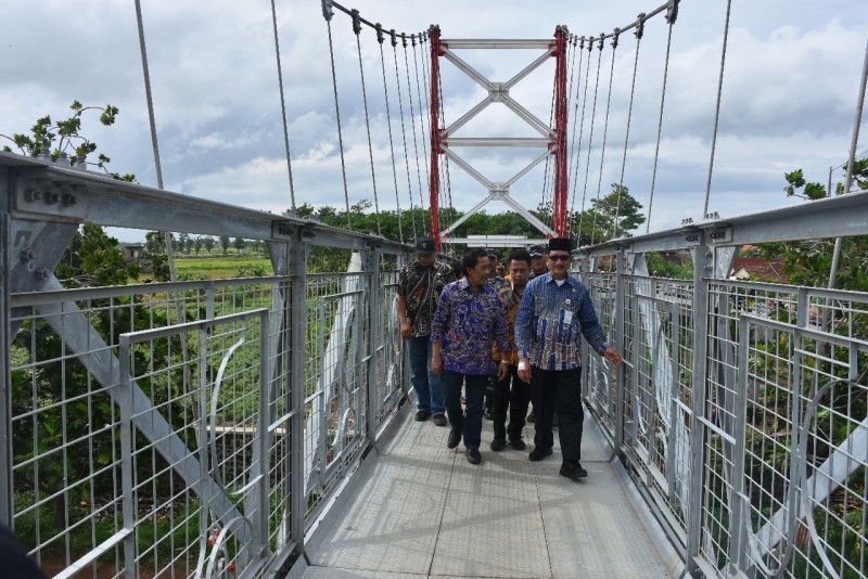 Pemda Kendal Resmikan Jembatan Gantung Gempolsewu