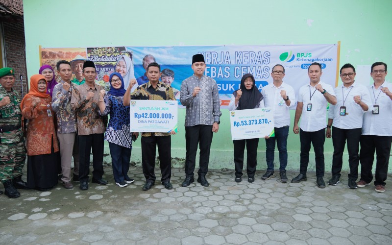 Pemkab Kendal bersama BPJS Ketenagakerjaan Serahkan Santunan Program