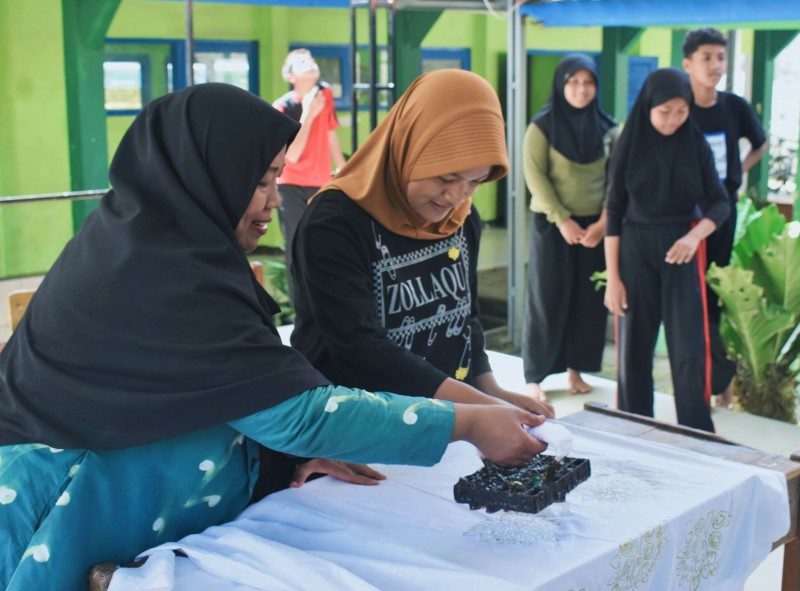 Kuatkan Profil Pelajar Pancasila, SMP 2 Patebon Gelar Pelatihan Membatik