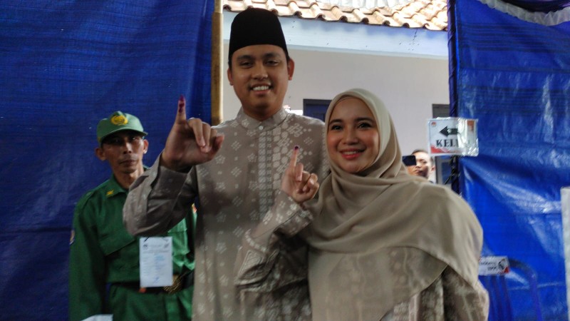 Bupati Kendal  beserta Istri Gunakan Hak Suara di TPS Tunggulrejo