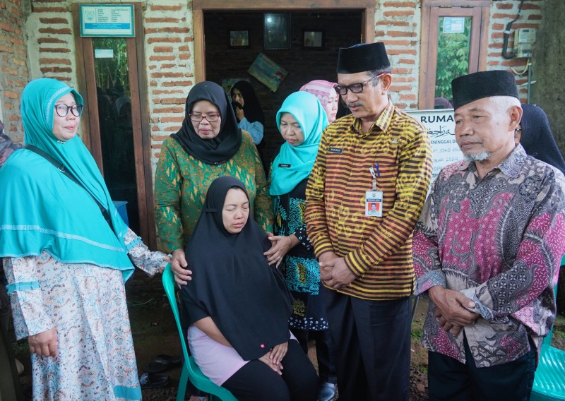 Datangi Rumah Duka, Sekda Kendal Doakan Almarhum Anggota KPPS Curugsewu