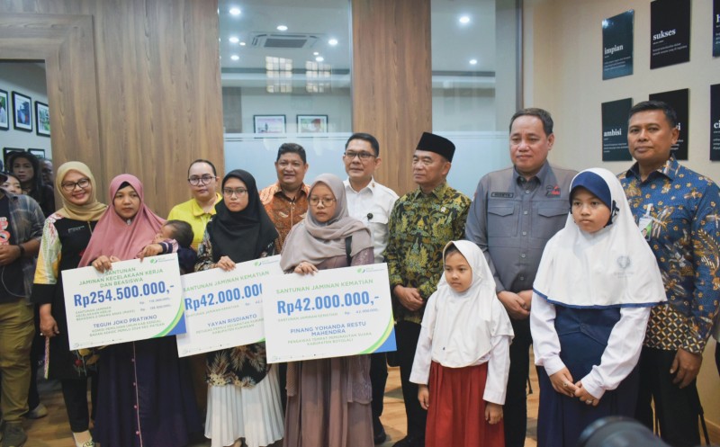 Menko PMK RI Serahkan Santunan kepada Ahli Waris Petugas Ad-hoc Pemilu
