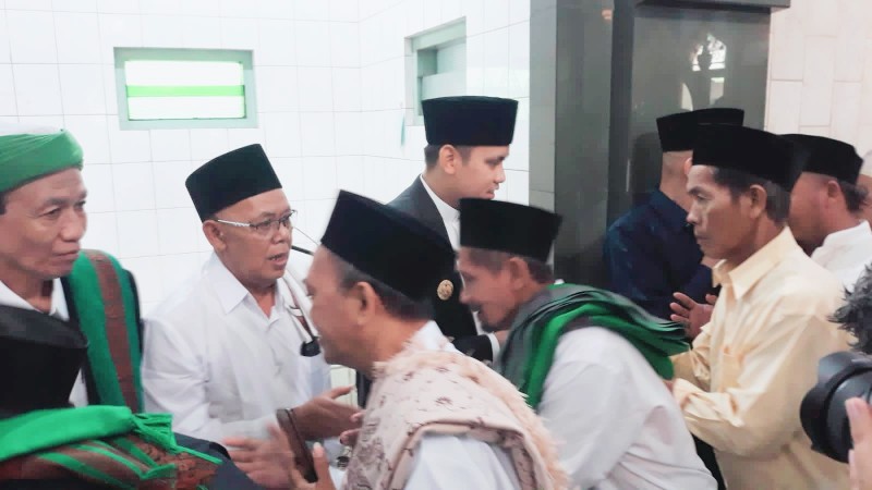 Bupati Kendal Melaksanakan Salat Idul Fitri 1445 H di Masjid Al-Muttaqin