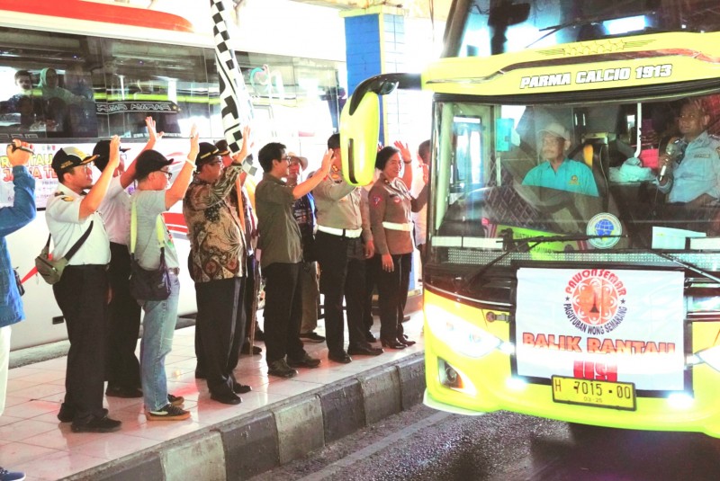Mudik Gratis, Sekda Kendal Lepas Keberangkatan Warga Kembali ke Jabodetabek