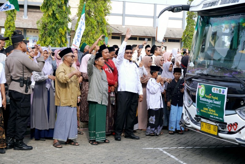 Sekda Kendal Lepas Keberangkatan Santri Kendal ke Ponpes Lirboyo