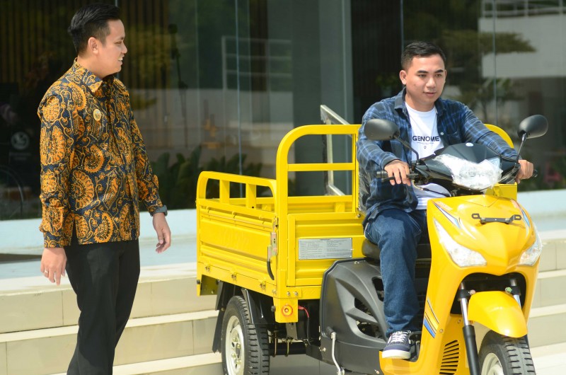Dico M. Ganinduto Memberikan Bantuan Motor bagi Perpustakaan Keliling