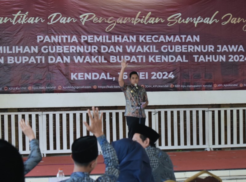 Hadiri Pelantikan PPK, Bupati Dico: Jaga Profesionalitas dan Integritas