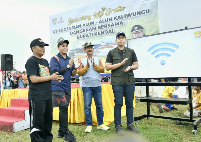 Bupati Kendal Melaunching Wi-Fi Gratis di RTH Boja dan Kaliwungu