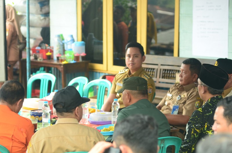 Bupati Kendal Meninjau Korban Kebakaran di Desa Genting Gunung