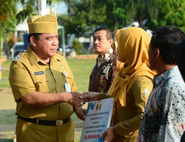 Usai Apel, Wabup Kendal Serahkan Bantuan RTLH untuk Pemdes dan Kelurahan