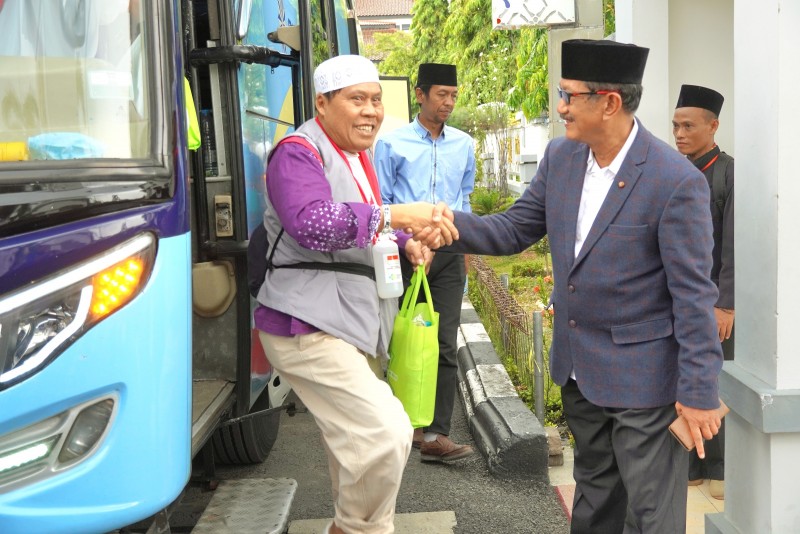 Sekda Kendal Sambut Hangat Kedatangan Jemaah Haji di Tanah Air