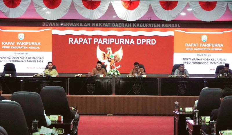 Rapat Paripurna, Bupati Kendal Sampaikan Nota Keuangan APBD Perubahan 2024