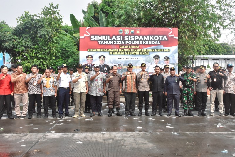 Polres Kendal bersama Kodim 0715 Menggelar Simulasi Sispamkota