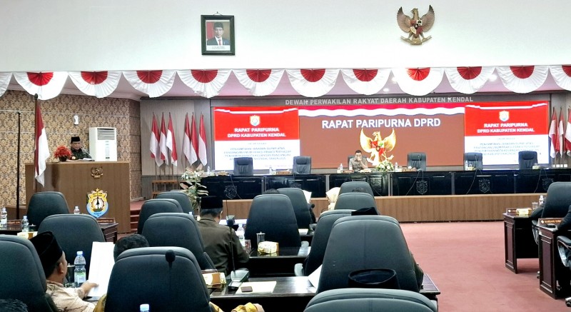 Wabup Kendal Sampaikan Jawaban Bupati Atas Pemandangan Umum Fraksi-Fraksi