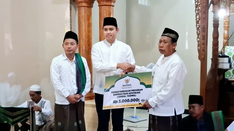 Bupati Kendal Melaksanakan Shalat Jumat di Masjid Al-Ikhsan Turunrejo