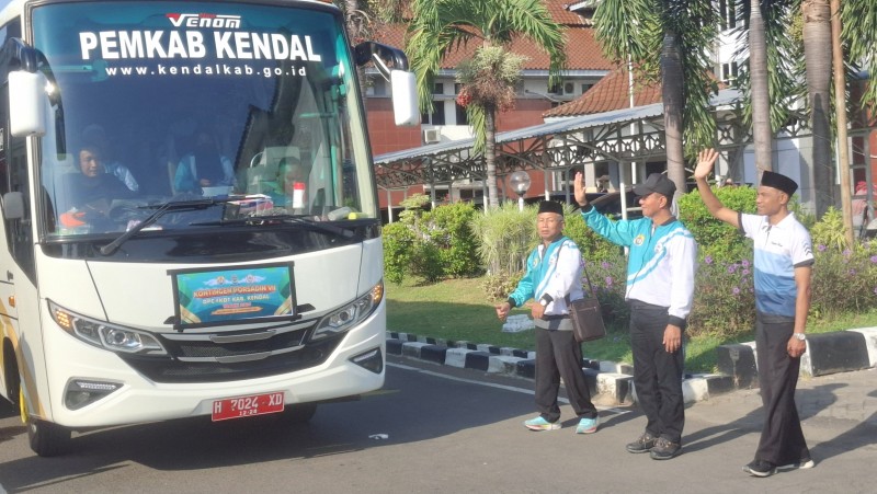 Kepala Bagian Kesra Kendal Melepas Kontingen Porsadin ke Banjarnegara