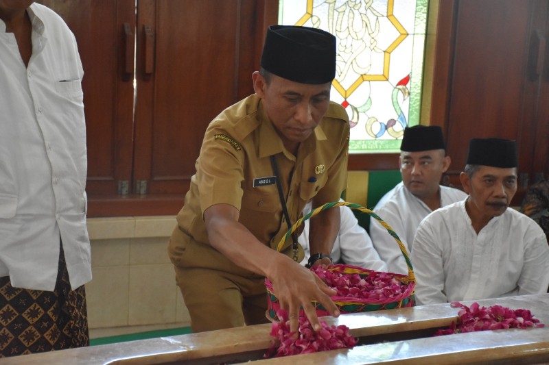 Peringati HSN 2024, Pemkab Kendal Melakukan Ziarah Kubur
