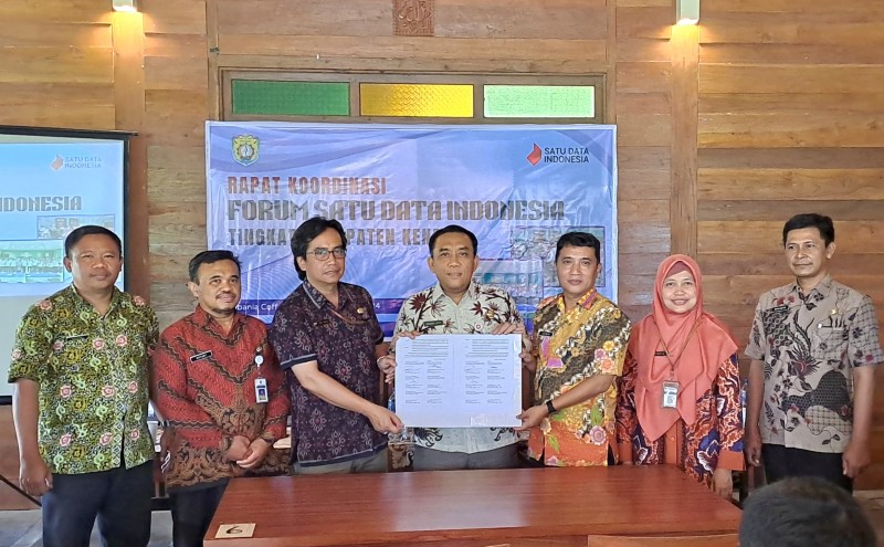 BPS Kendal Serahkan Penghargaan IPS Tahun 2024 kepada Pemkab Kendal