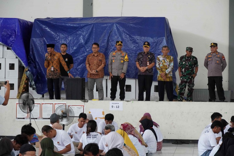 Pj. Sekretaris Daeraeh Kendal Memantau Proses Sortir dan Lipat Surat Suara