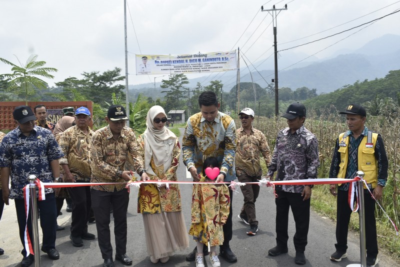 Dico M Ganinduto Resmikan Jalan Penghubung Desa Pasigitan - Leban