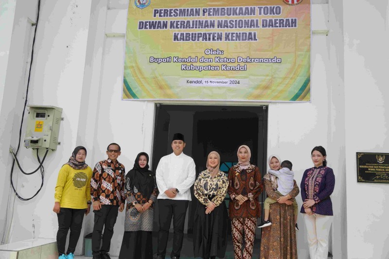 Bupati Kendal Resmikan Toko Dekranasda
