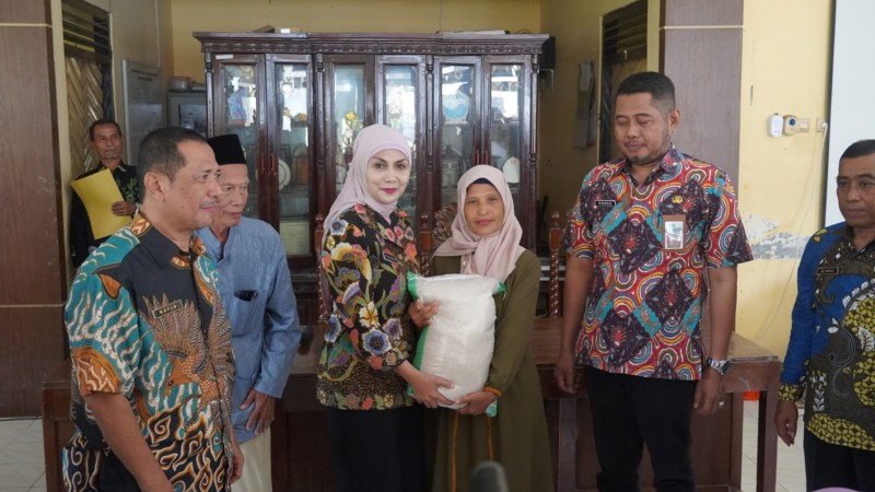 Bantuan Beras kepada Warga Masyarakat Terdampak Banjir