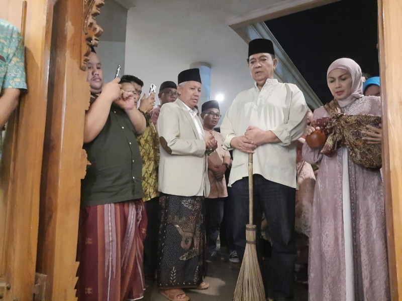 TEMPATI RUMAH DINAS, BUPATI GELAR SLUP SLUPAN